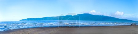 Wellen am Strand abstrahieren für Hintergrund oder Effekte mit absichtlicher Kamerafahrt auf Kapiti Island.