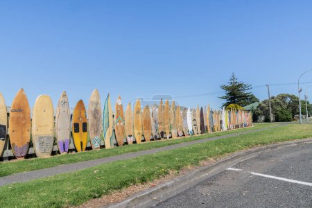 Foto de Opunake Nueva Zelanda - Febrero 2024; Editorial-Fence construyó muchas tablas de surf vintage de pie. - Imagen libre de derechos