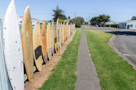 Foto de Opunake Nueva Zelanda - Febrero 2024; Editorial-Fence construyó muchas tablas de surf vintage de pie. - Imagen libre de derechos