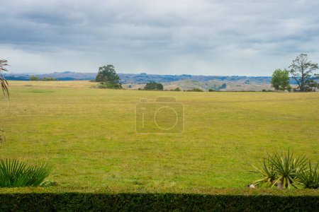 Bedeckter Himmel über weiten landwirtschaftlichen Feldern in Fordell, Wanganui.