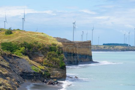 Windkraftanlagen in der Küstenlandschaft von Patea