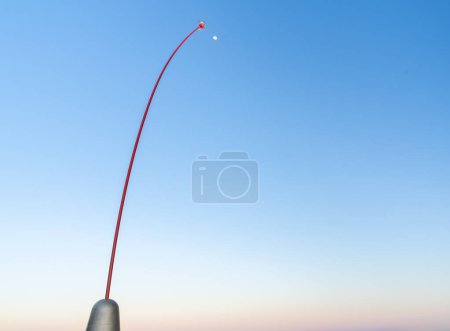 Foto de Nueva Plymouth Nueva Zelanda - 29 de febrero de 2024; Escultura cinética de 48 metros de la varita de viento en el paseo marítimo contra el cielo matutino. - Imagen libre de derechos