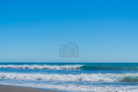 Glühendes Wasser und brechende Wellen am Oakura Beach an der Westküste der Nordinsel, Taranaki Neuseeland.