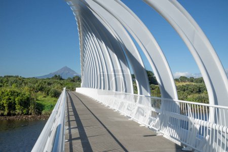 Repère du pont Rewa Te Rewa en acier blanc sur la promenade côtière à New Plymouth Taranaki.