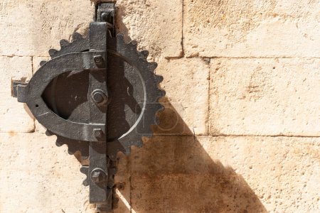 Nahaufnahme eines antiken Zahnradmechanismus aus Eisen, der zum Heben und Senken des Tores in der Altstadt von Dubrovnik in Kroatien verwendet wird.