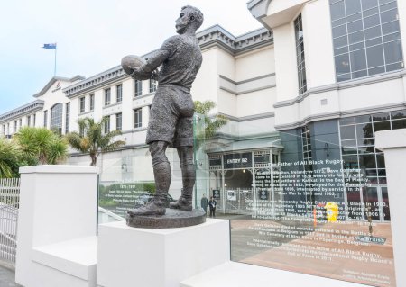 Téléchargez les photos : Auckland Nouvelle-Zélande - 31 août 2011 ; entrée d'Eden Park, statue de Dave Gallagher, le premier capitaine All Black et joueur de rugby à XV immortalisé en statue de bronze - en image libre de droit