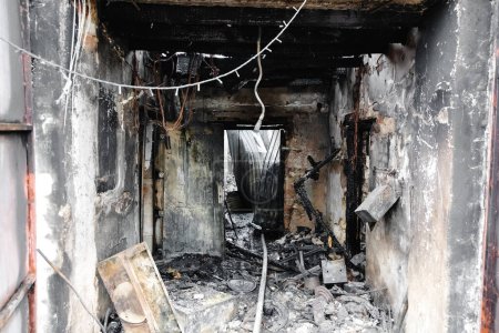 Téléchargez les photos : Bâtiment endommagé par le feu avec porte ouverte - en image libre de droit