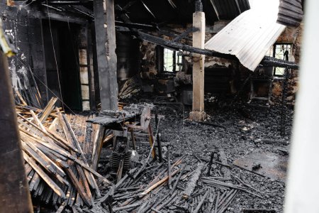 Téléchargez les photos : Bâtiment endommagé par le feu avec porte ouverte - en image libre de droit