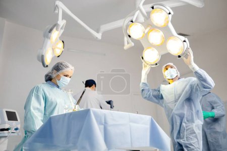 Foto de Grupo de médicos que realizan cirugía en el hospital. - Imagen libre de derechos