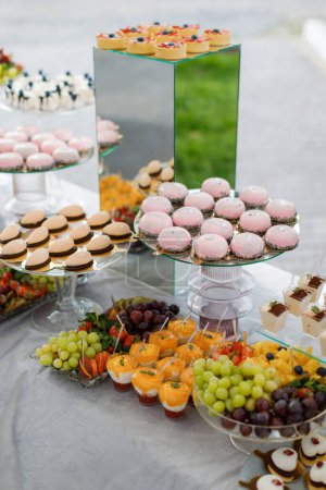 Una variedad de deliciosos postres y pasteles se organizan artísticamente en una mesa, mostrando una deliciosa variedad de dulces.