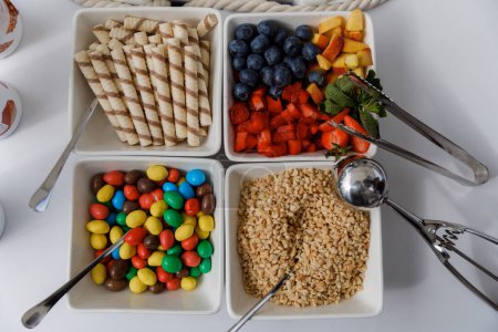 Une variété de différents types d'aliments soigneusement disposés sur un plateau blanc, présentant une gamme de couleurs, de textures et de saveurs.