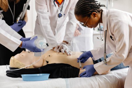 Ein Team medizinischer Fachkräfte ist aktiv an der Durchführung eines chirurgischen Eingriffs an einem Patienten innerhalb eines Krankenhauses beteiligt.