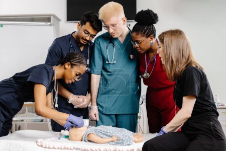 Un grupo de médicos con atuendo profesional de pie con atención alrededor de un bebé, probablemente realizando un examen médico o discutiendo opciones de tratamiento.