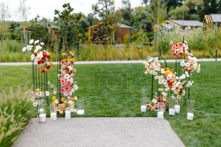 Un par de jarrones llenos de flores de colores colocados en una acera, añadiendo un toque vibrante al entorno urbano.