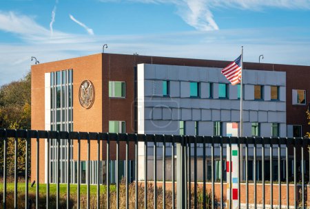Téléchargez les photos : La Haye (Pays-Bas), 13.11.2022, Ambassade des États-Unis aux Pays-Bas, extérieur du bâtiment avec drapeau américain derrière la clôture - en image libre de droit
