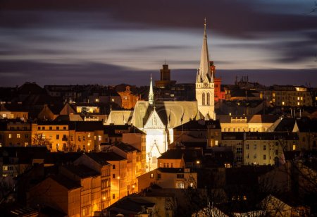 Iglesia neogótica de San Procopio en Praga Zizkov, República Checa por la noche