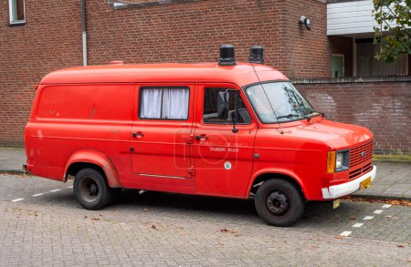 Téléchargez les photos : Breda, The Netherlands, 17.10.2021, Classic Ford Transit in red colour from 1979 - en image libre de droit
