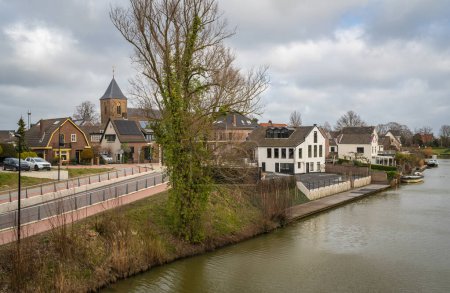 Foto de Dutch village of Tricht along the Linge river, Province Gelderland - Imagen libre de derechos