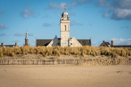 Téléchargez les photos : White church at dutch seaside resort Katwijk aan Zee seen from the sandy beach - en image libre de droit