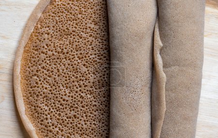Foto de Primer plano de Injera, pan plano fermentado agrio con textura esponjosa popular en Etiopía y Eritrea - Imagen libre de derechos