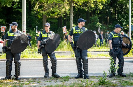 Foto de La Haya, Países Bajos, 27.05.2023, Policías holandeses en la carretera durante la acción de protesta del movimiento Rebelión de la Extinción en La Haya - Imagen libre de derechos