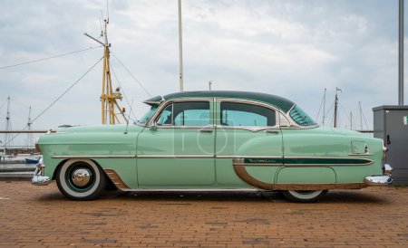 Téléchargez les photos : Lelystad, Pays-Bas, 18.06.2023, Vue de côté de la voiture classique Chevrolet Bel Air de 1953 à la fête nationale des anciens - en image libre de droit