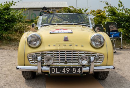 Téléchargez les photos : Lelystad, Pays-Bas, 18.06.2023, Vue de face de la voiture de sport britannique classique Triumph TR3 de 1958 à la fête nationale des anciens - en image libre de droit