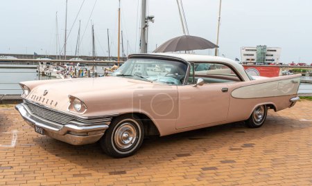 Téléchargez les photos : Lelystad, Pays-Bas, 18.06.2023, Classic American full-size car Chrysler Simca SPT CPE W57 Windsor Hardtop from 1957 at The National Oldtimer Day - en image libre de droit