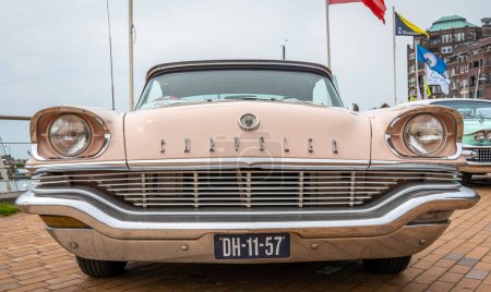 Téléchargez les photos : Lelystad, Pays-Bas, 18.06.2023, Vue de face de la voiture rétro Chrysler SPT CPE W57 Windsor Hardtop à partir de 1957 à The National Oldtimer Day - en image libre de droit