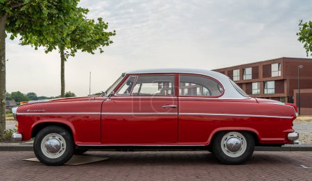 Foto de Lelystad, Países Bajos, 18.06.2023, Retro coche Borgward Isabella TS de 1960 en el Día Nacional de Oldtimer - Imagen libre de derechos