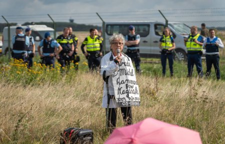 Téléchargez les photos : Volkel, Pays-Bas, 09.08.2023, Discours d'activiste lors d'une manifestation contre les armes nucléaires à la base aérienne militaire néerlandaise - en image libre de droit