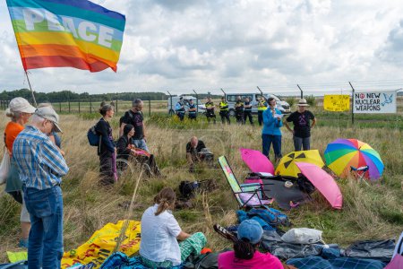 Téléchargez les photos : Volkel, Pays-Bas, 09.08.2023, Militants pour la paix et le climat lors d'une manifestation contre les armes nucléaires à la base aérienne militaire néerlandaise - en image libre de droit