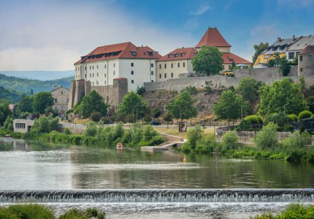 Vista del castillo de Kada y el río Ohe, distrito de Chomutov, República Checa