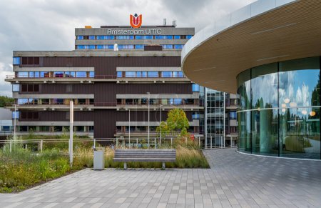 Téléchargez les photos : Amsterdam, Pays-Bas, 26.08.2023, Vue de face de l'hôpital universitaire Amsterdam UMC situé dans le quartier de Bijlmer dans la partie sud-est de la ville - en image libre de droit