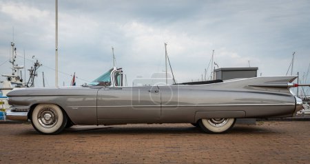 Foto de Lelystad, Países Bajos, 18.06.2023, Vista lateral de Vintage Cadillac Series 6200 de 1959 en The National Oldtimer Day - Imagen libre de derechos