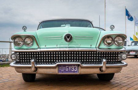 Téléchargez les photos : Lelystad, Pays-Bas, 18.06.2023, Vue de face de la voiture d'époque Buick Super Riviera de 1958 à la fête nationale des anciens - en image libre de droit