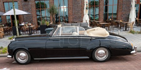 Foto de Lelystad, Países Bajos, 18.06.2023, Vintage Bentley S1 Continental DHC Mulliner desde 1957 en el National Oldtimer Day - Imagen libre de derechos