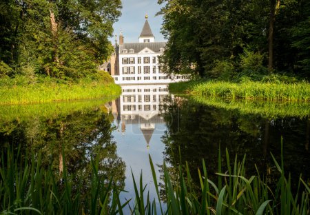 Téléchargez les photos : Château de Renswoude dans la province d'Utrecht, Pays-Bas, reflété dans l'eau - en image libre de droit