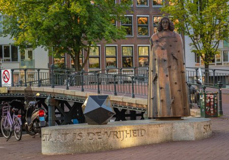 Foto de Amsterdam, Países Bajos, 29.09.2023, Estatua del filósofo Baruch Spinoza en Zwanenburgwal, Ámsterdam - Imagen libre de derechos