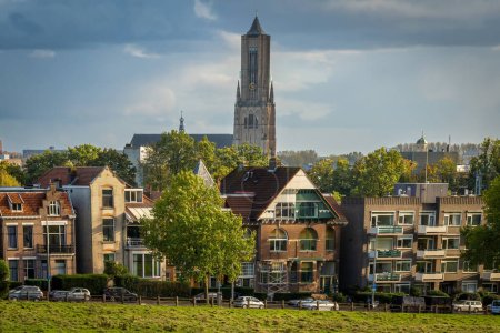 Téléchargez les photos : Tour de l'église Saint-Eusèbe à Arnhem par une journée nuageuse d'automne vue du parc Sonsbeek - en image libre de droit