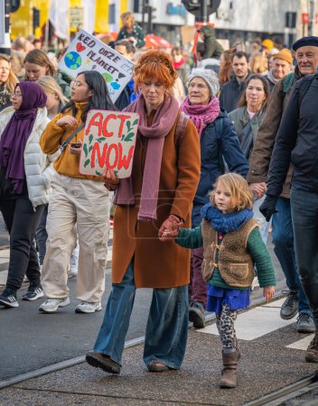Foto de Amsterdam, Países Bajos, 12.11.2023, Activistas por el clima durante la marcha por el clima y la justicia en Amsterdam - Imagen libre de derechos