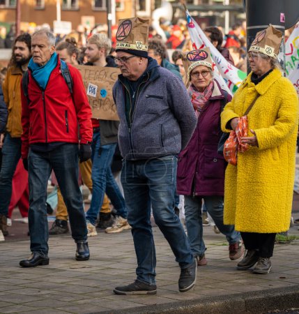Foto de Amsterdam, Países Bajos, 12.11.2023, Activistas por el clima durante la marcha por el clima y la justicia en Amsterdam - Imagen libre de derechos