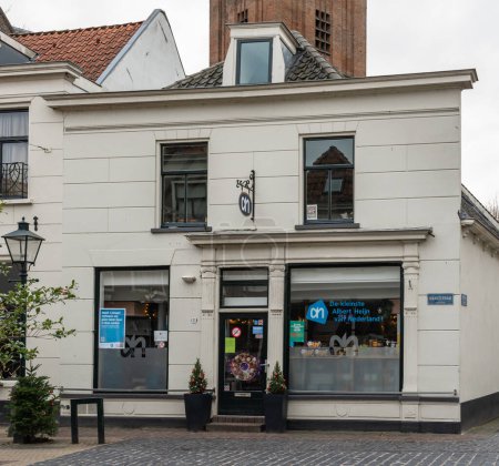 Téléchargez les photos : Naarden, Pays-Bas, 25.12.2023, Le plus petit magasin de la chaîne de supermarchés hollandaise Albert Heijn dans le pays, situé à Naarden-Vesting - en image libre de droit