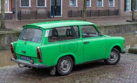 Téléchargez les photos : Franeker, Pays-Bas, 06.01.2024, Voiture classique Trabant 601 K dès 1973 en couleur verte - en image libre de droit