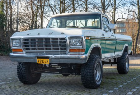 Foto de Schoonhoven, Países Bajos, 28.01.2024, Classic pick up truck Ford F100 ranger from 1979 - Imagen libre de derechos