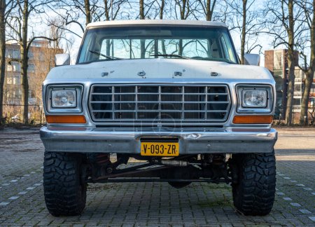 Foto de Schoonhoven, Países Bajos, 28.01.2024, Vista frontal de la camioneta retro Ford F100 ranger de 1979 - Imagen libre de derechos