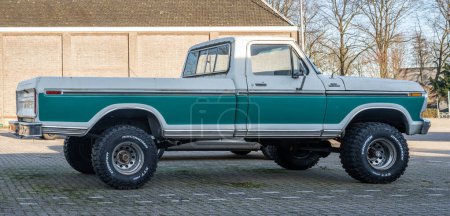 Foto de Schoonhoven, Países Bajos, 28.01.2024, Vista lateral de la camioneta clásica Ford F100 Ranger de 1979 - Imagen libre de derechos