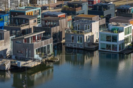 Téléchargez les photos : Maisons flottantes dans le quartier d'Ijburg à Amsterdam-Oost - en image libre de droit