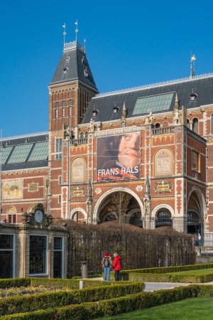 Foto de Amsterdam, Países Bajos, 08.03.2024, Vista del Rijksmuseum, el museo nacional de los Países Bajos con publicidad para la exposición de las obras del pintor holandés de la Edad de Oro Frans Hals - Imagen libre de derechos