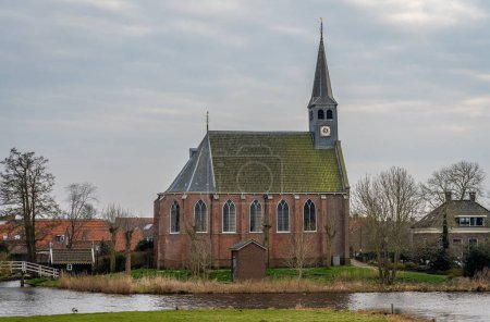 Iglesia histórica holandés reformada en el pueblo de West-Graftdijk, Municipio de Alkmaar